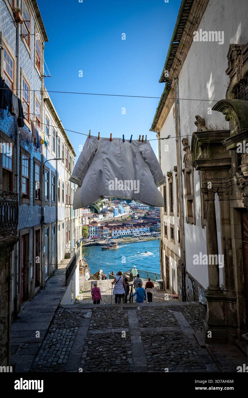 Il bucato si asciuga in un vicolo, Porto, Portogallo Foto Stock