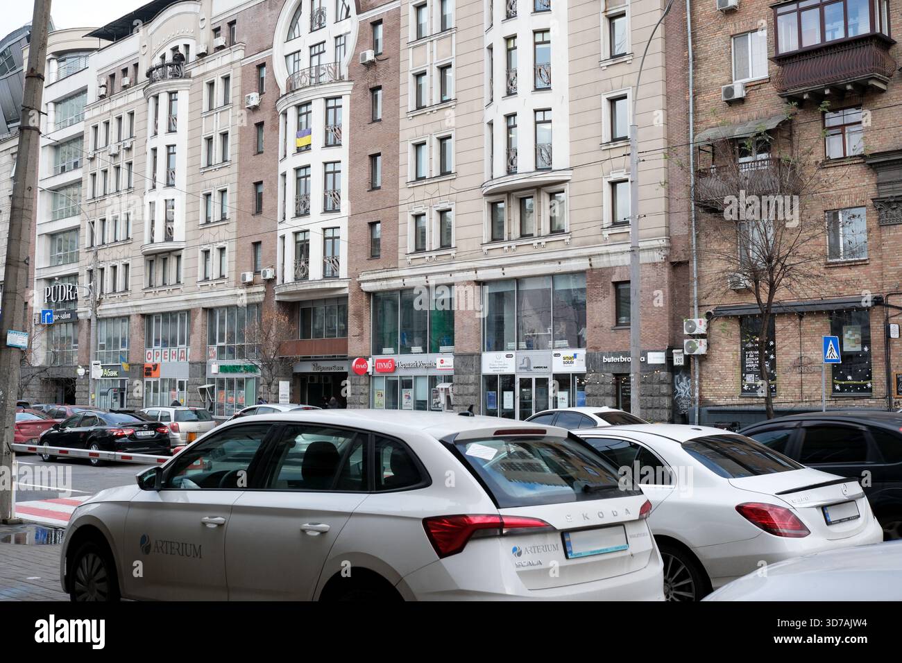 Le strade trafficate della città mostrano le auto parcheggiate e l'affascinante architettura, catturando la vita quotidiana. 24 novembre 2025 Kiev, Ucraina Foto Stock