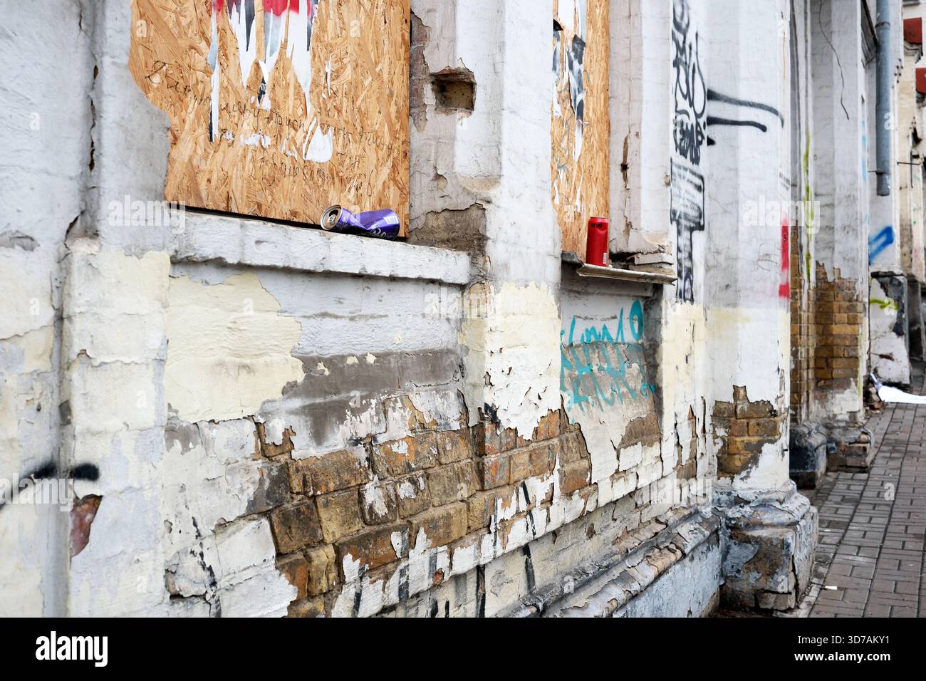 Le pareti intemprate e le finestre a bordo raccontano storie di un passato vibrante della città. 24 novembre 2025, Kiev, Ucraina, Shevchenko Boulevard Foto Stock