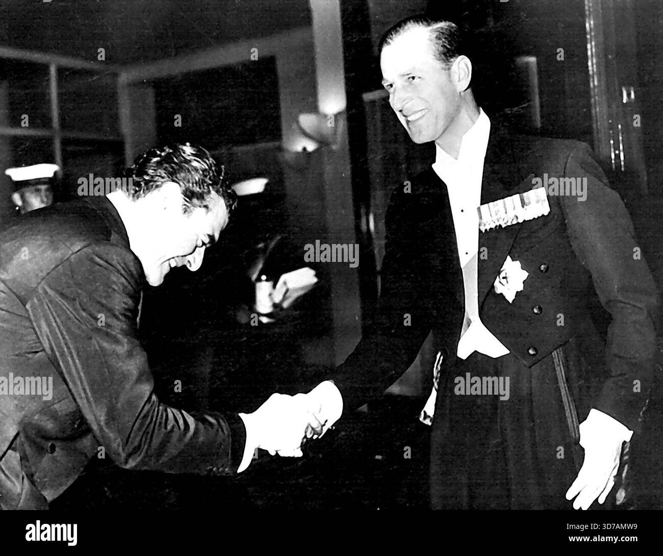 Il Duca di Edimburgo al BallIl Duca di Edimburgo è stato accolto da Jack Hawkins, il popolare attore britannico, che è presidente dei Taverners.H.R.H. Il duca di Edimburgo fu ospite d'onore al Lord's Taverners Ball tenuto a Grosvenor House, Londra, in aiuto della National Playing Fields Association. 19 ottobre 1954. (Foto di Sport & General Press Agency Limited). Foto Stock