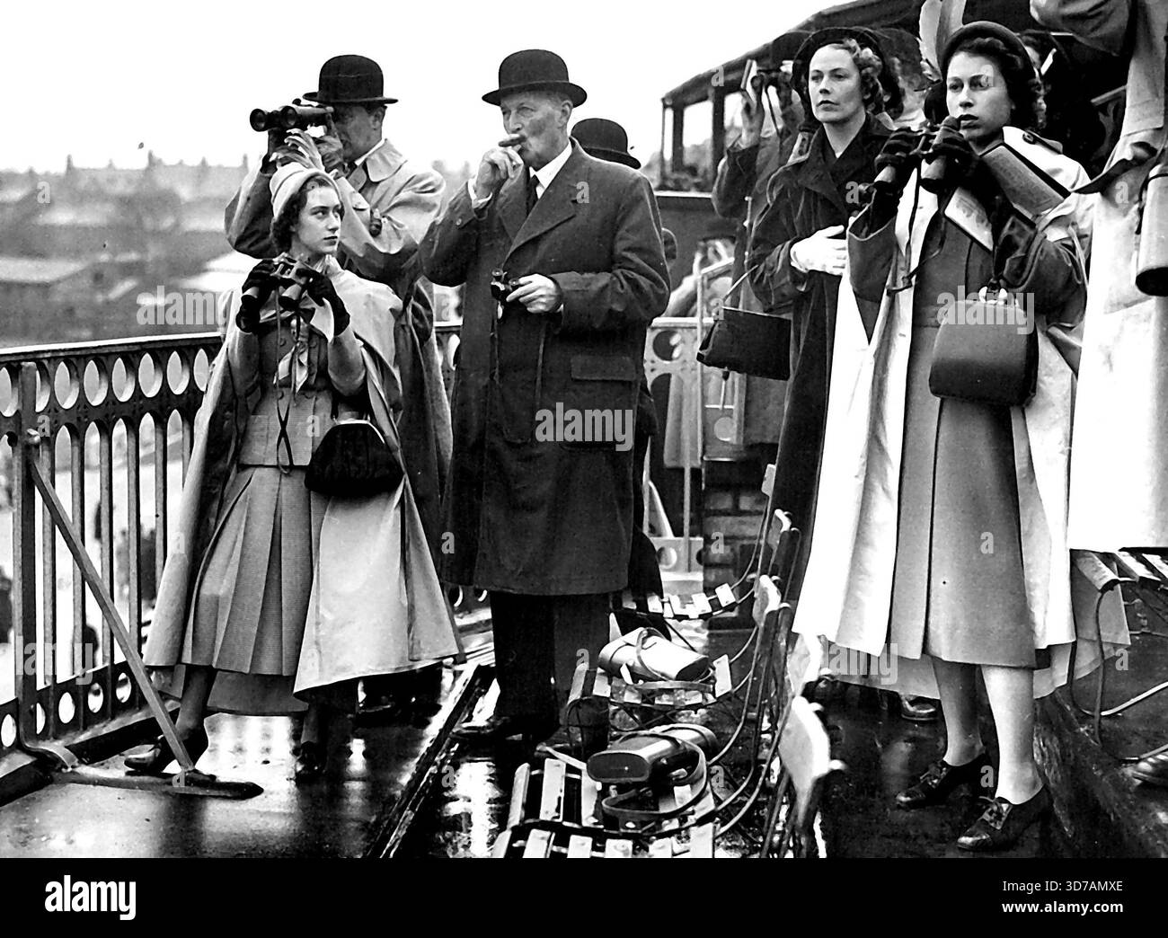 Principessa Margaret e principessa Elisabetta alle corse: Sembra che la principessa Margaret abbia deciso che Monaveen, il cavallo di proprietà della regina e della principessa Elisabetta, non può vincere questa volta, ma la principessa Elisabetta ha ancora un aspetto "CAN he Do IT". Monaveen è stato secondo a Freebooter al Grand Sefton Chase giovedì scorso. Le principesse salirono a Liverpool in treno per quel giorno. Hanno visto le corse dalla cabina privata di Lord Sefton. Monaveen saltò bene, ma non era abbastanza veloce. gli è stato detto. 14 novembre 1949. (Foto di Daily Mirror). Foto Stock