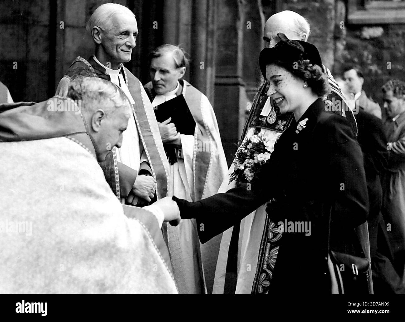 Il primo impegno pubblico di Elisabetta II sua Maestà la Regina eseguì il primo impegno pubblico del suo regno quando distribuì la Maundia reale nell'abbazia del ministro occidentale questa mattina. Ogni giovedì santo un certo numero di uomini e donne ricevono il Maundy Pence, appositamente coniato per l'occasione. Il numero di pence che ciascuno riceve e il numero di riceventi sono entrambi, per tradizione, uguali al numero di anni che il monarca ha raggiunto. Ad oggi il numero era 26, il più piccolo dai primi anni del regno della regina Vittoria. La cerimonia Maundy è di grande Antichità ed è noto per avere b Foto Stock