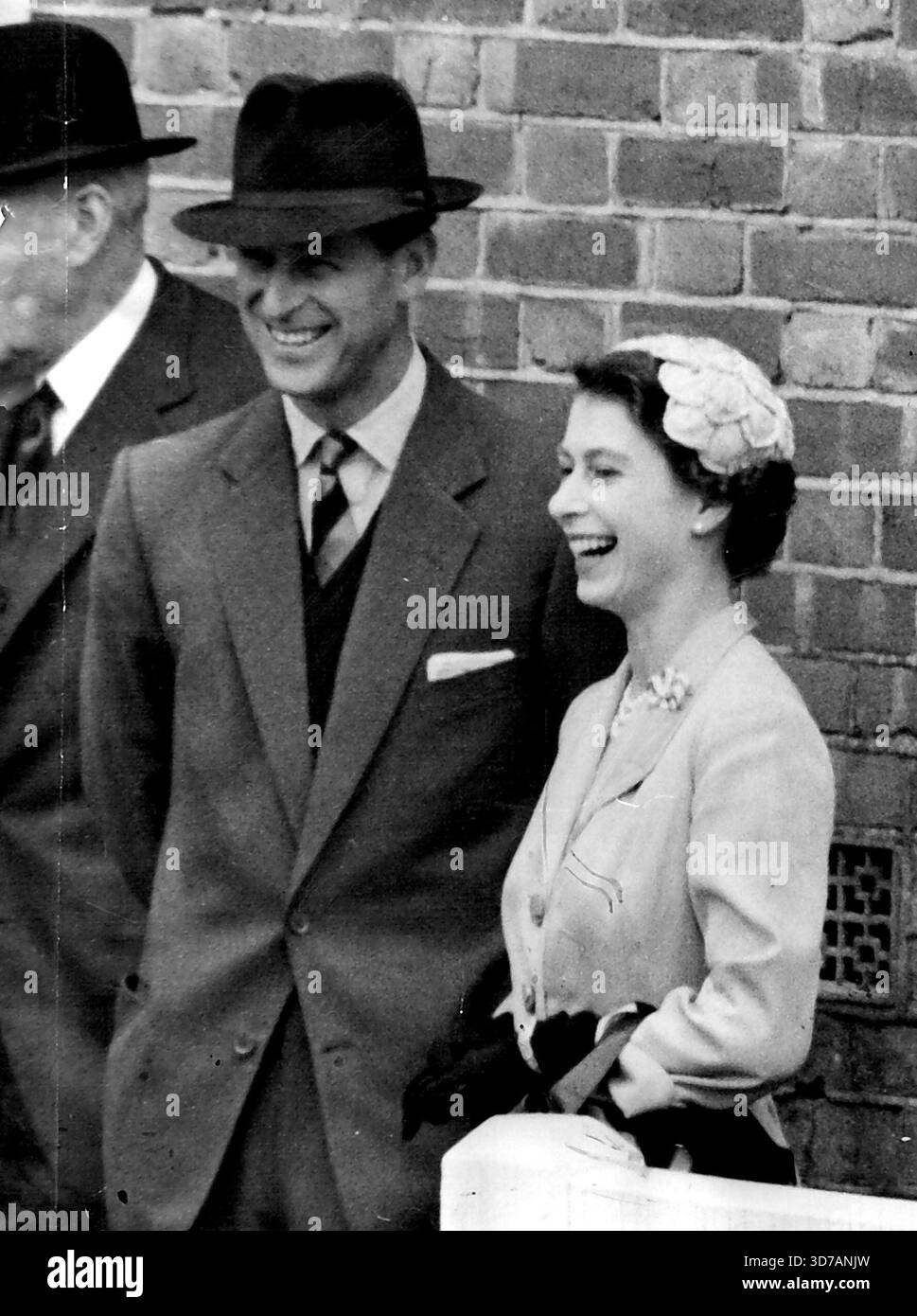 Felice Regina dopo la vittoria di Goodwood -- la Regina e il Duca di Edimburgo ridendo felicemente nel recinto del vincitore alle gare di Goodwood del giorno (mercoledì). Nella recinzione c'era il colt della Regina ***** , Che aveva appena vinto la posta in gioco del Sussex di cinque lunghezze. 28 luglio 1954. (Foto di Reuterphoto). Foto Stock