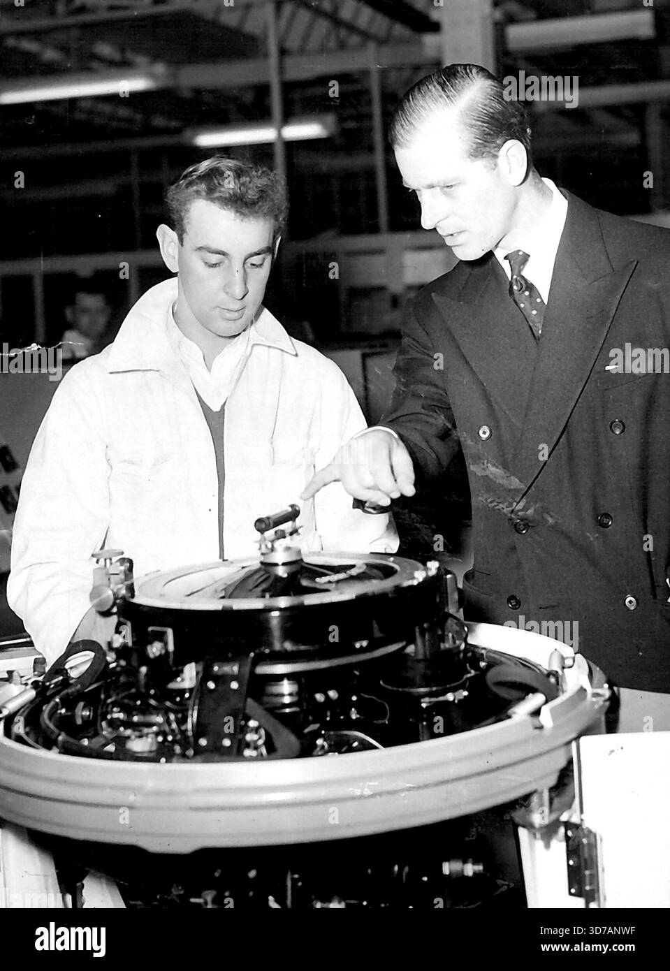 Duke che studia Una CompassoIl Duca di Edimburgo parla di tecnica di navigazione con Derek Cheeseman di Birmingham, mentre studia una bussola giroscopica marina presso i lavori della società Sperry Gyrescope a Great West Road, Brentford, Middlesex, oggi.il Duca, che è lui stesso un marinaio e un pilota aereo, ha mostrato grande interesse per quegli strumenti di navigazione che mantengono navi e aerei giorno di giorno.Un appassionato marinaio e Un aviatore, il Duke discute con Un ginecomignante, Un ingegnere marino ispezionato in una fabbrica di gatto di ispezione di una bussola. 24 febbraio 1953. (Foto di Reuterphoto). Foto Stock