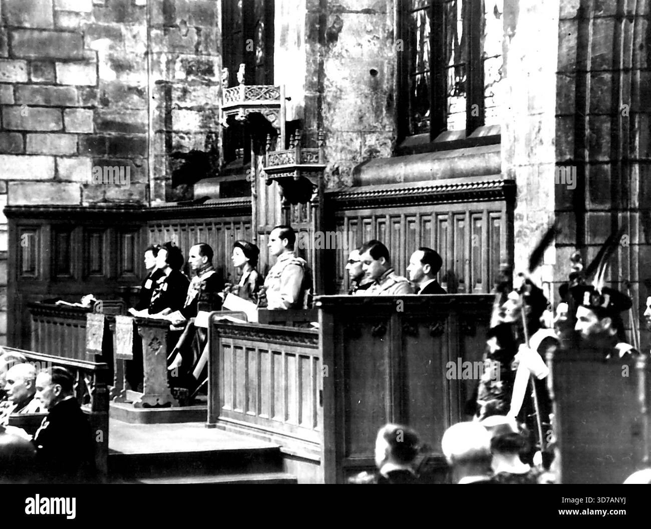 Un altro "giorno dell'incoronazione" per la Scozia -- sua Maestà la Regina seduta nella zampa reale della Cattedrale di St. Giles. Il duca di Edimburgo siede accanto a lei nell'uniforme del suo campo Maresciallo. Ora, tre settimane dopo l'incoronazione, e' di nuovo la "settimana dell'incoronazione" in Scozia. Oggi la regina e il duca di Edimburgo, che erano in uniforme con un cappello pelato, andarono al servizio nazionale di ringraziamento e la dedica è la cattedrale di saint giles, l'alta Kirk di Edimburgo. All'interno della cattedrale, gli abiti verdi scuri dei cavalieri del cardo, le ali dei magistrati e la beata Foto Stock