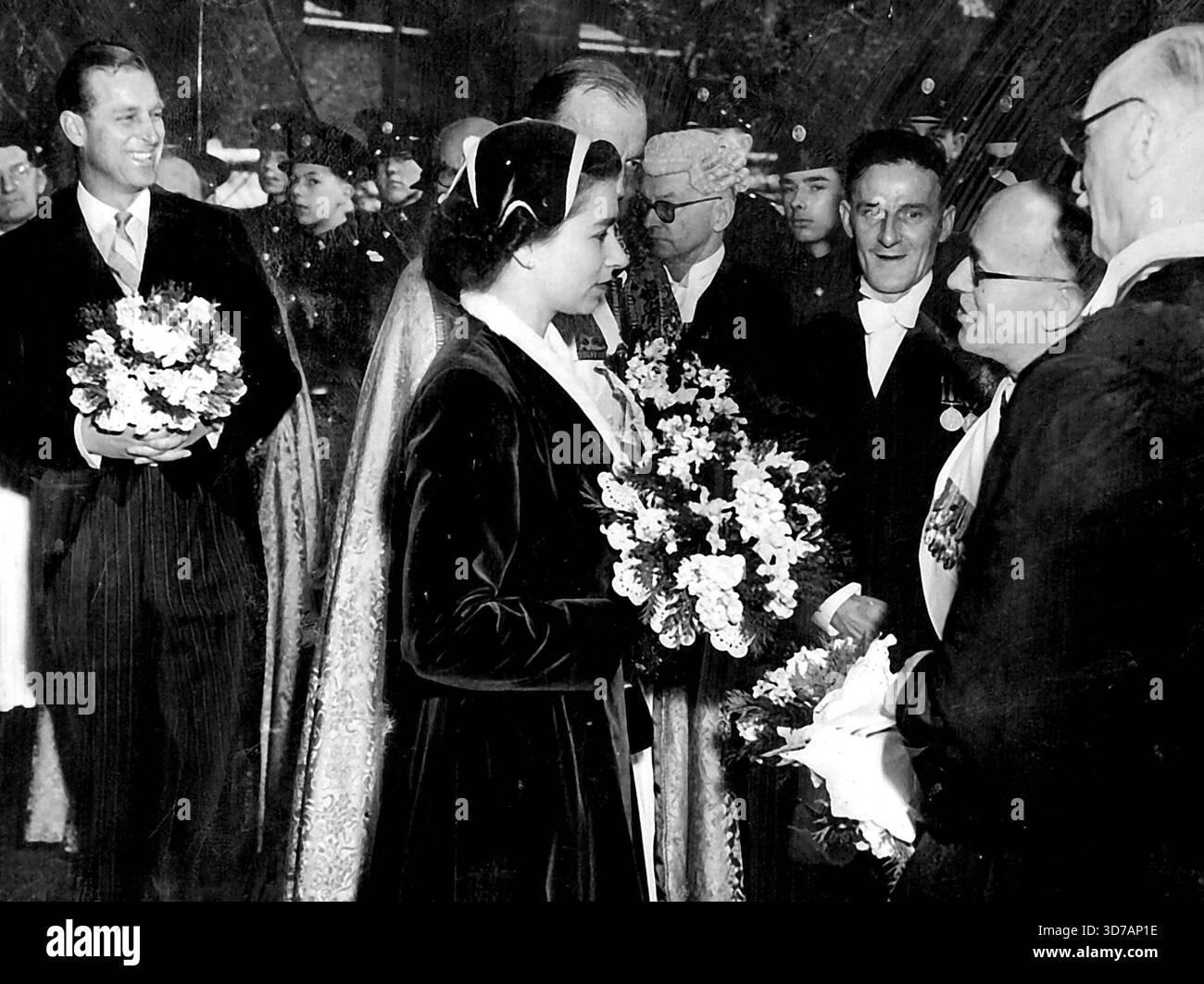 Queen partecipa al Maundy Service -- la Regina, indossando un cappotto e un cappello di velluto blu reale per abbinarsi e portare con sé una fragrante fantasia, parla con il membro se il Clero mentre se ne va dopo aver frequentato il Royal Maundy Service alla Southwark Cathedral, Londra, di giorno (giovedì santo). Il duca di Edimburgo, anch'esso portatore di una fantasia, sorride molto (a sinistra). La cerimonia della Maundia, che risale ai giorni in cui il monarca lavava i piedi dei poveri, simboleggiando l'abbandono di Cristo dei piedi degli Apostoli, si è tenuta quest'anno nella Cattedrale di Southwark in riconoscimento dell'imminente Giubileo della Diocesi di Southwark. A. Foto Stock