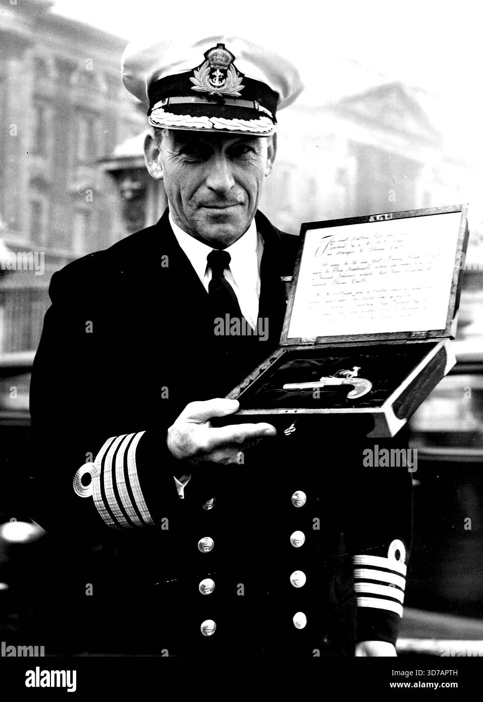 Dono della nuova Zelanda al Principe Carlo -- Capitano G.V.M. Doplhin, di Hmnzs ***** che recentemente è arrivato in questo paese, arrivando ***** il palazzo oggi porta il ***** Principe Charlie che è stato ***** Principe Carlo di Mrs. Galbraith, ***** . 13 novembre 1952. Foto Stock