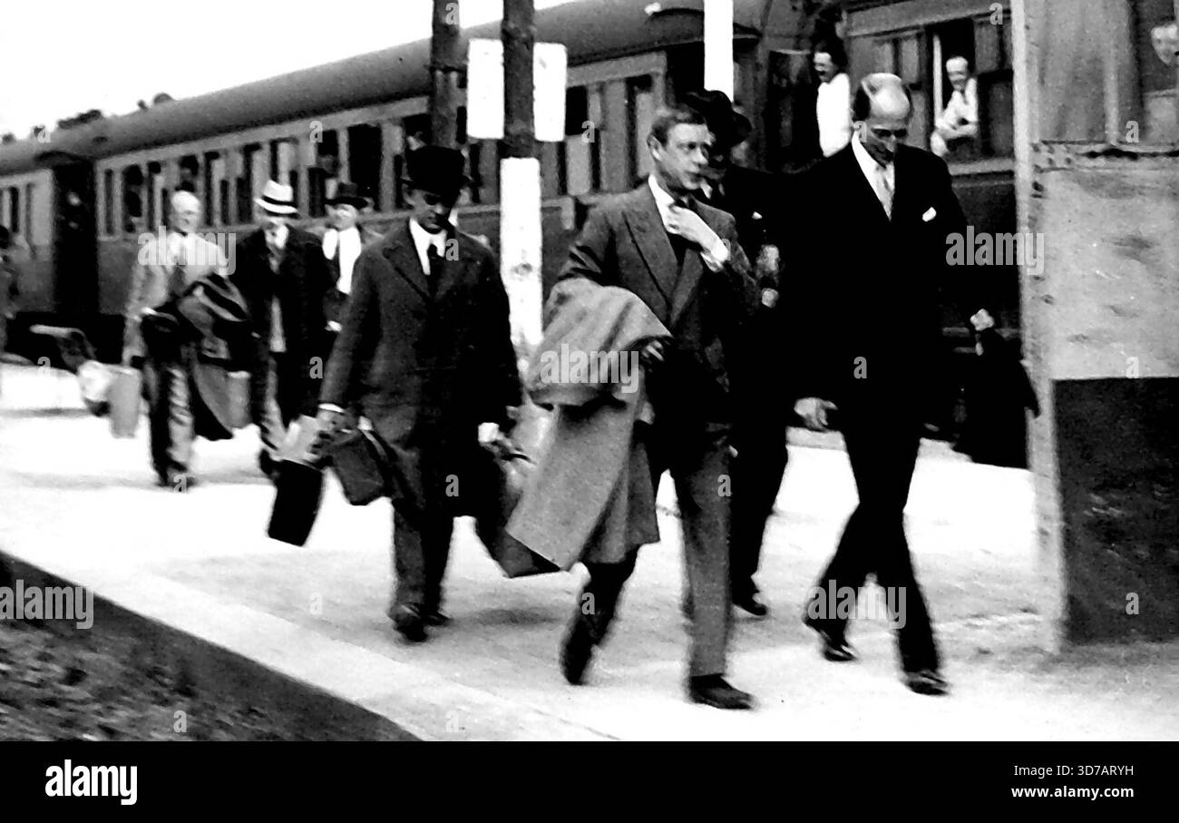 Duke lascia l'Arlberg Express per Dash attraverso la Francia a bordo del Carro Simpson Duke of Windsor lasciando l'arlberg Express a Verneuil. Il Duca di Windsor ha lasciato l'Arlberg Express a Verneuil l'Etang a 33 miglia a sud-est di Pars, questa mattina 4 maggio. L'auto della signora Simpson lo stava aspettando e ha guidato per 160 miglia fino allo Chateau de cande. 31 maggio 1937. (Foto dell'Associated Press of Great Britain Ltd.). Foto Stock