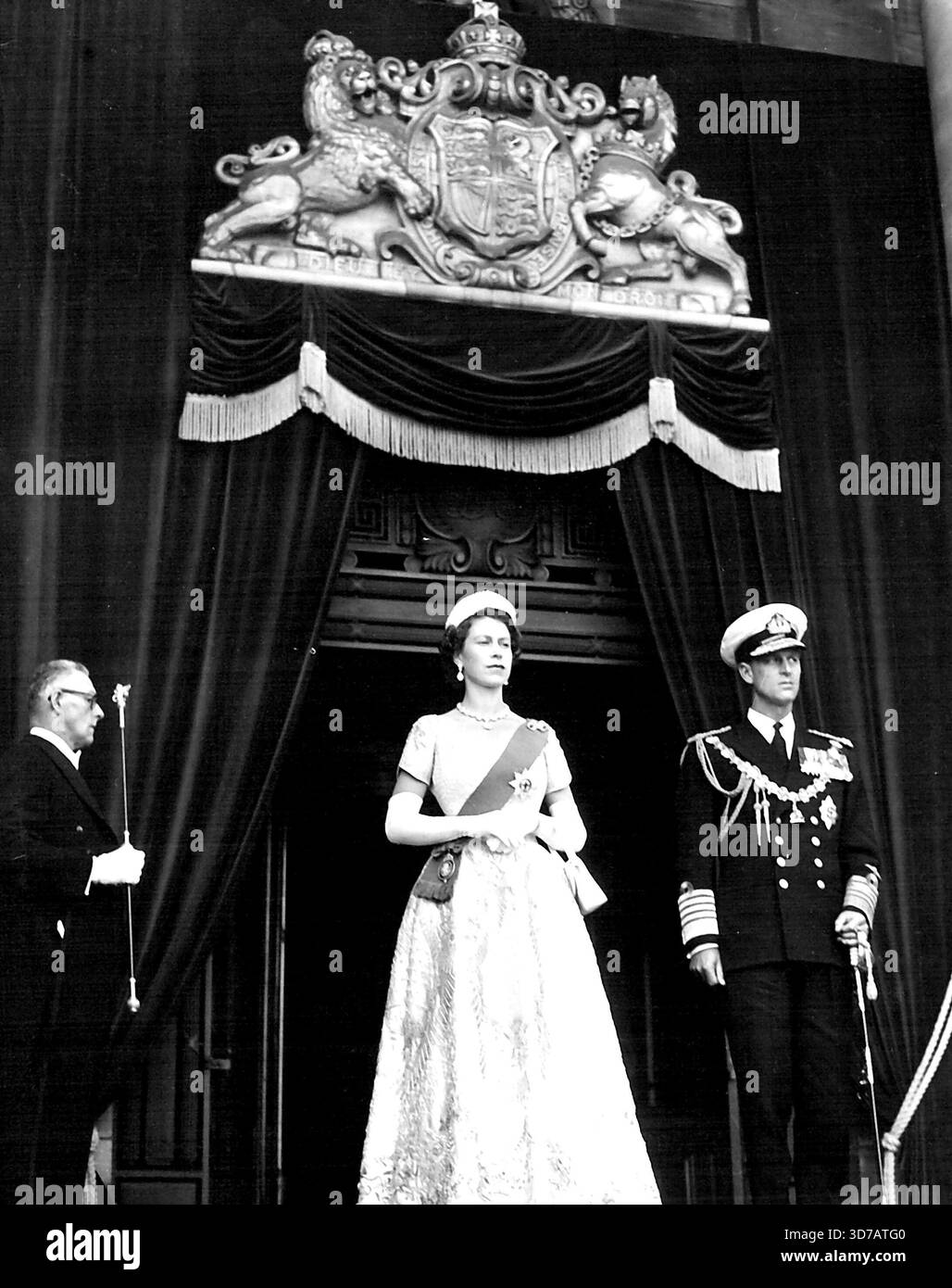 La regina Elisabetta e il duca di Edimburgo in cima ai gradini del Parlamento Housem Wellington, nuova Zelanda, dopo che la regina aveva aperto il Parlamento neozelandese. La regina indossava il suo abito da incoronazione, la stola bianca, la tiara di diamanti e l'ordine blu della Giarrettiera fissato con una spilla con borchie di diamanti. 21 marzo 1952. Foto Stock