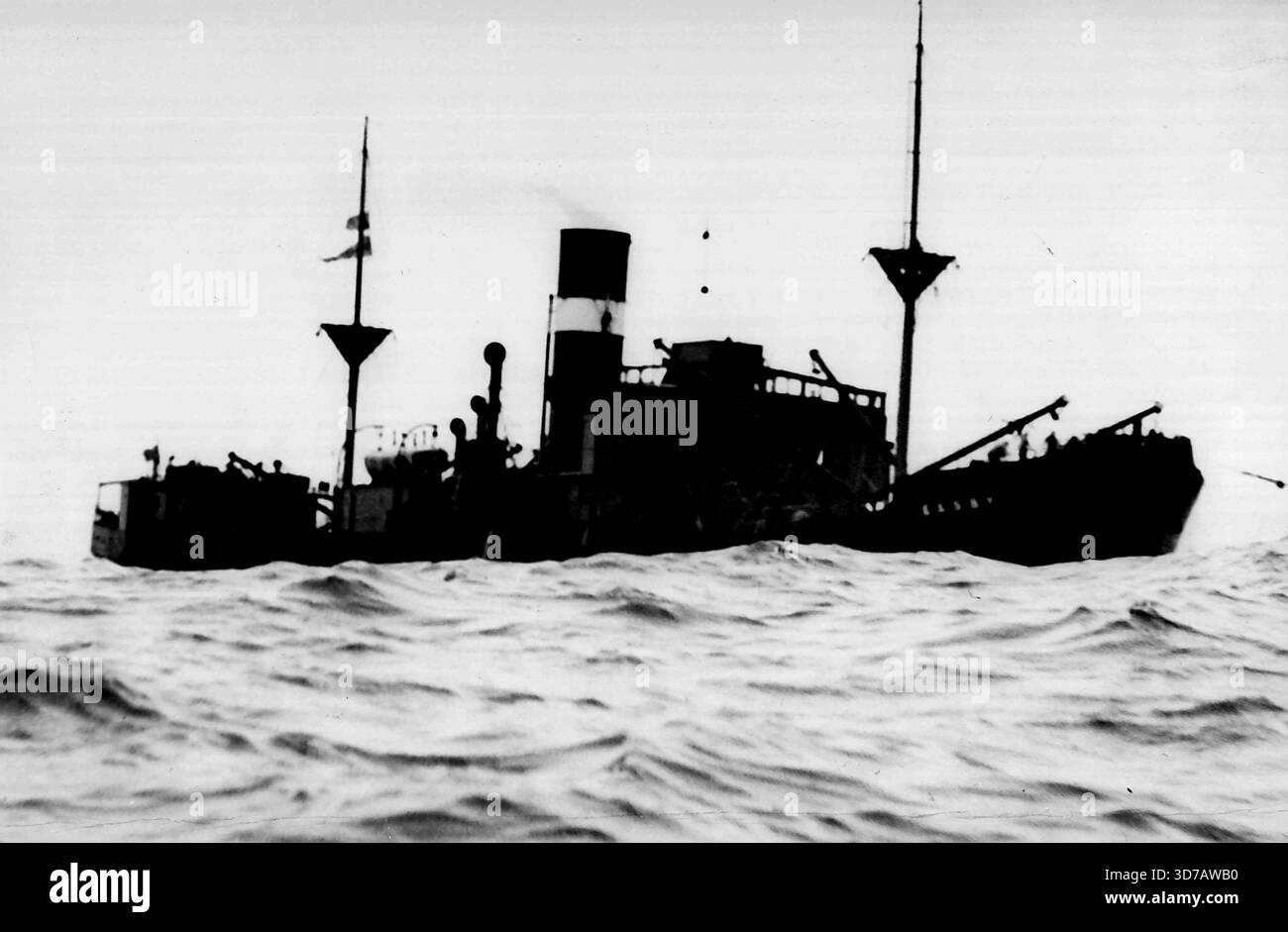 Il collier 'Easby' da 3341 tonnellate che entra a Sydney si dirige dopo essere stato bloccato dal rimorchiatore 'St. Giles'. L'Easby è stato colpito da enormi onde e la bussola di emergenza e il sistema di governo sono stati frantumati 90 miglia E.S.E. di Sydney. 4 settembre 1952. Foto Stock