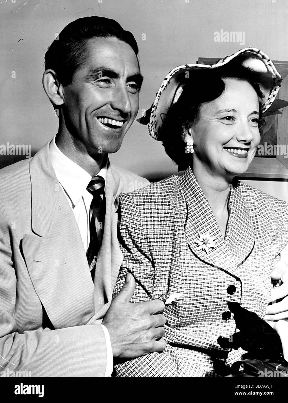 Smoky Dawson con sua moglie Dotte. Smoky Dawson è tornato in Australia. Questa colorata vacchetta locale ha trascorso 15 mesi all'estero per alcune settimane a Londra e Honolulu, il resto nel mondo sgarbato della televisione e della radio americane. Smoky è andato negli Stati Uniti sponsorizzato dalle autorità educative americane come "ambasciatore cowboy di buona volontà". 27 ottobre 1952. Foto Stock