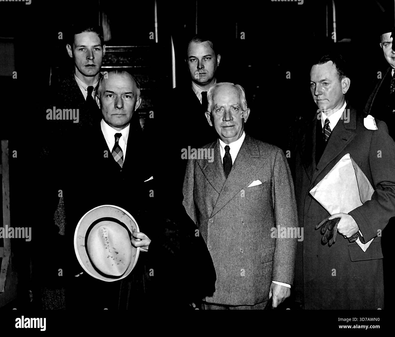 La delegazione statunitense Sails for Nine-Power Parley membri della delegazione americana alla Conferenza del Trattato delle nove potenze tenutasi a Bruxelles a inizio ottobre 30 sono stati fotografati mentre salparono da New York il 20 ottobre a bordo della S.S. Washington. Sono, da sinistra a destra, in prima fila, il Dr. Stanley Hornbeck, consigliere dell'Estremo Oriente del Segretario di Stato, Norman H. Davis Ambasciatore degli Stati Uniti d'America e capo della delegazione, J. Pierrepont Moffat, capo della divisione europea del Dipartimento di Stato, seconda fila, Charles E. Bohlen, segretario della delegazione, e Robert Pell dell'Ufficio dell'attuale forma del Dipartimento di Stato Foto Stock