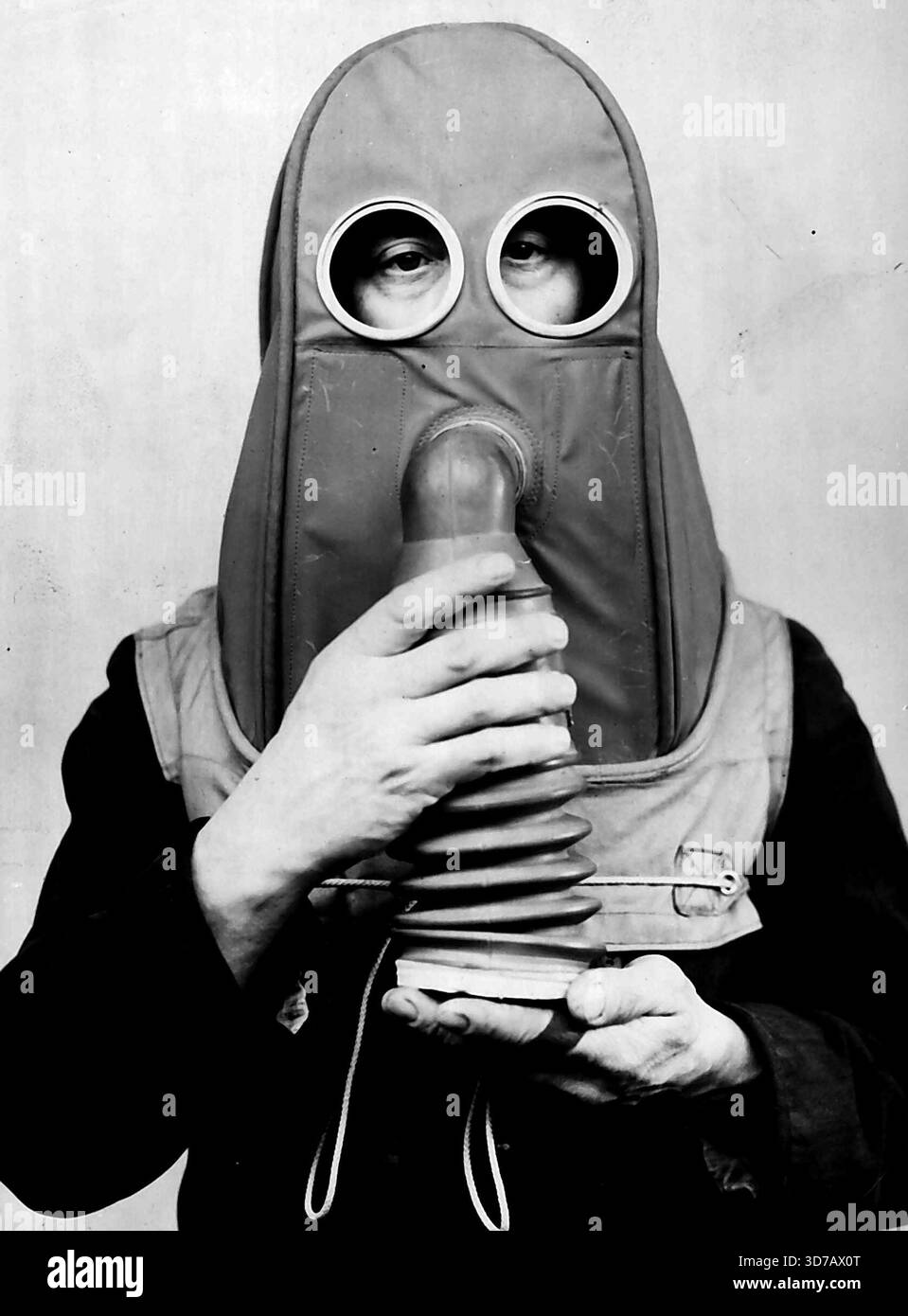 Il nuovo tipo di casco anti-gas.il Ministero della sicurezza domestica annuncia che un nuovo respiratore anti-gas sarà presto rilasciato a persone che non sono in grado di essere qualsiasi tipo normale di maschera antigas. 15 aprile 1941. (Foto di British Official Photograph). Foto Stock