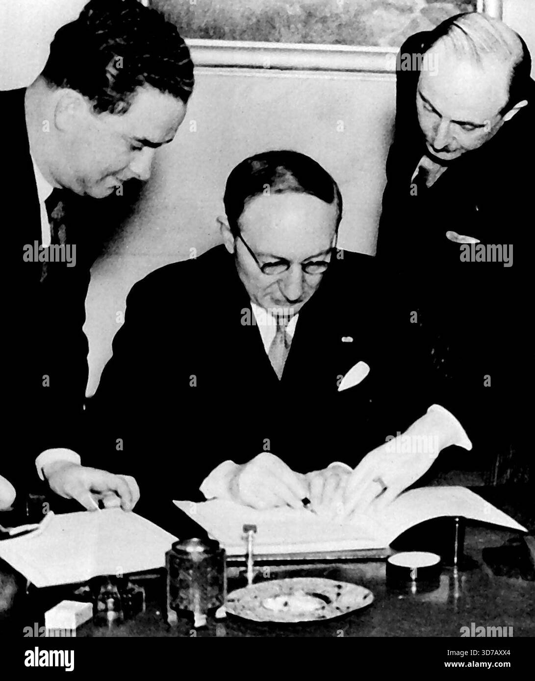 Il ministro degli Esteri francese firma il nuovo patto commerciale con la Jugoslavia -- M. Delbos firma oggi l'accordo commerciale franco-jugoslavo a Belgrado Yvon Delbos, ministro degli Esteri francese, e il dottor Vrbanic, ministro del commercio jugoslavo, hanno firmato un nuovo accordo commerciale tra Francia e Jugoslavia. Questo rappresenta un tentativo da parte della Francia di controllare il crescente dominio dell'Italia e della Germania del commercio jugoslavo. 16 dicembre 1937. (Foto di Associated Press Photo). Foto Stock