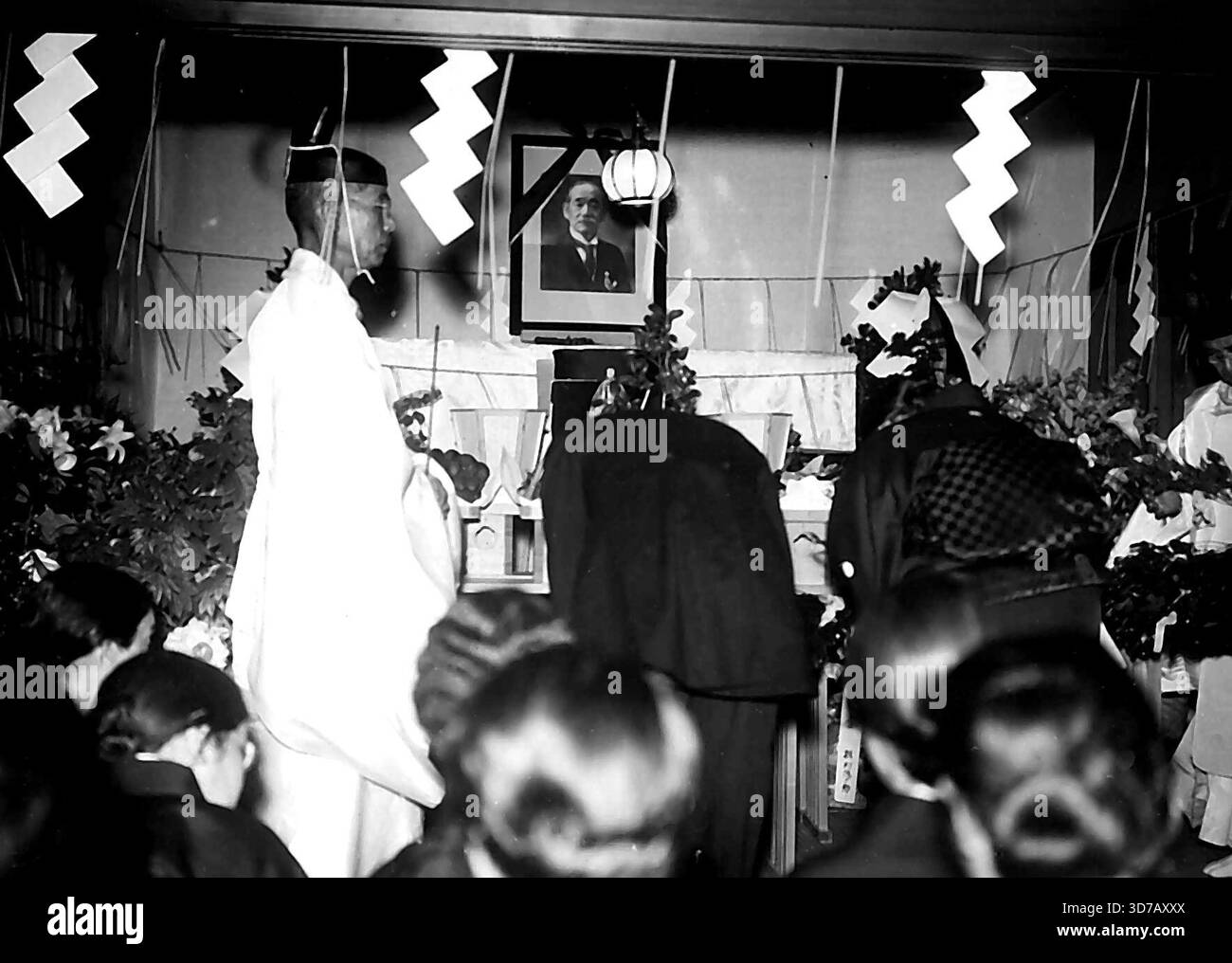 Kano soccombe alla polmonite - il servizio commemorativo si svolge sotto i riti shintoisti, prima della bara. Il professor Jigoro Kano, di Judo e membro del Comitato Olimpico Internazionale, morì la quarta mattina a bordo del Nippon Yusen Kaisha liner Hikawe Neru, che doveva essere a Yokohama 6th da Seattle. All'arrivo della bara, un servizio commemorativo si tenne qui nella residenza di Kono. 6 maggio 1938. (Foto del Domain News Photos Service). Foto Stock