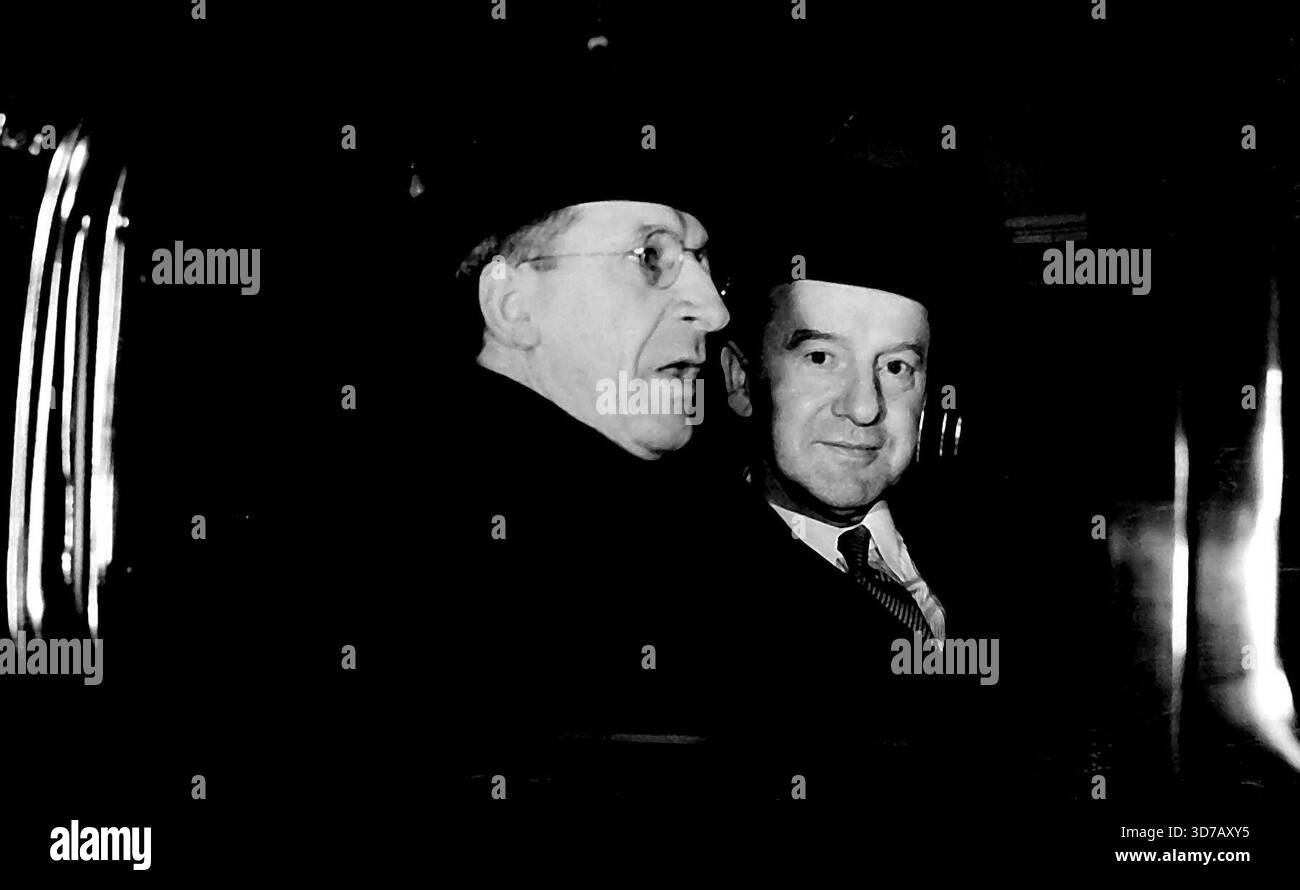 Il primo giorno di Anglo-Erie parla -- il signor De Valera (con gli occhiali) e il signor Dulanty, l'alto commissario per Erie a Londra, scappa da Downing Street questa sera, il 17 gennaio. Il primo discorso alla conferenza Anglo-Eire tenutasi a Downing Street, qui oggi, è durato poco più di cinque ore. Erano principalmente di natura preliminare, che analizzavano le grandi linee delle relazioni tra i due paesi. L'incontro si è rotto alle 6,45, questa sera, 17 gennaio. 7 febbraio 1938. (Foto di Associated Press Photo). Foto Stock