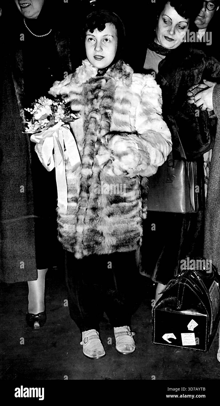 La grande "Little Jane" italiana, qui per dirigere la London Philharmonic, indossa un cappotto di pelliccia e un pantaloon da sci, è Giannella De Marco, otto anni Foto Stock