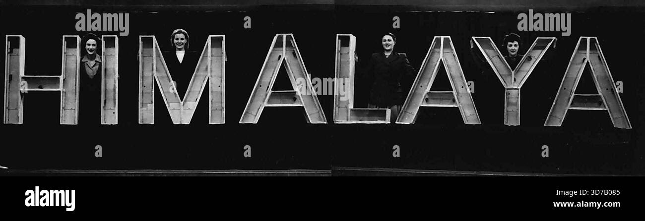 Nuovo ***** Liner 'Himalaya' -- due grandi neon **** in questo modo, ciascuno da 3 piedi. 6 poll. alta e 28 piedi. Long decorerà i lati del nuovo transatlantico di lusso P. and O., Himalaya. quando fa il suo viaggio inaugurale in autunno. Il si accende come ***** di cortesia quando passa davanti ad altre grandi navi di notte, e quando è in porto o sdraiata al largo. Il consumo attuale di BET è inferiore a quello di un incendio elettrico domestico a due bar. 8 marzo 1949. (Foto di Daily Mirror). Foto Stock
