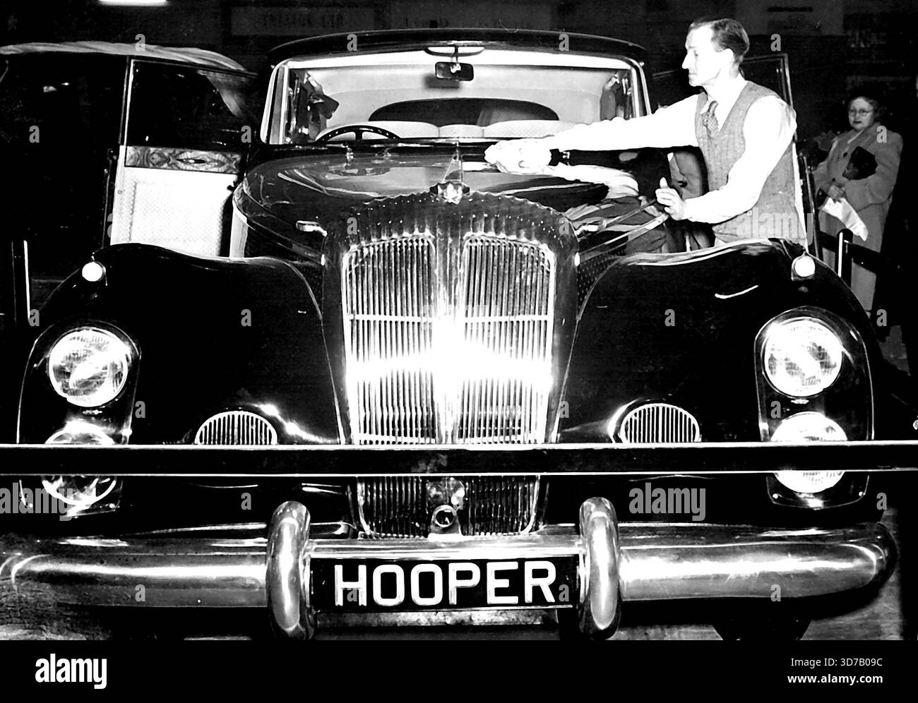No Chrome on this Car....it's all Gold Plate!Most Valuable car at the International Motor Show at Ear's Court, London, è questo "inestimabile" Daimler, con una squisita carrozzeria di Hooper's... Tutto ciò che è cromato su una normale auto è placcato oro su questo modello, che è stato ordinato da Sir Bernard Docker, il presidente della Hooper Company, come regalo per sua moglie. Voleva un modello che mostrasse l'artigianato britannico al massimo....e che certamente ha! I funzionari si sono rifiutati - in anteprima allo Show - di dire quanto vale la vettura. "E' solo inestimabile", hanno detto. 16 ottobre 1951. Foto Stock