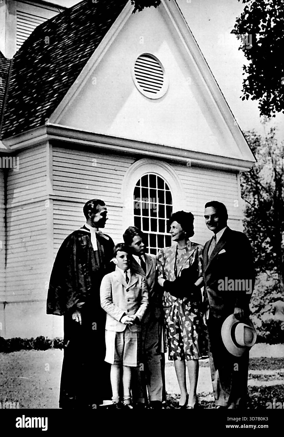 Dewey frequenta Church con il suo FamilyGovernor Thomas E. Dewey dello Stato di New York (a destra), sua moglie e i suoi due figli, chiacchierano con il pastore dopo aver partecipato alle funzioni domenicali mattutine in una chiesa di Pawling, nello Stato di New York orientale, dove il governatore Dewey, candidato del Partito Repubblicano per la presidenza degli Stati Uniti si opporrà al candidato del Partito Democratico alle elezioni di novembre 1944. 8 luglio 1944. Foto Stock