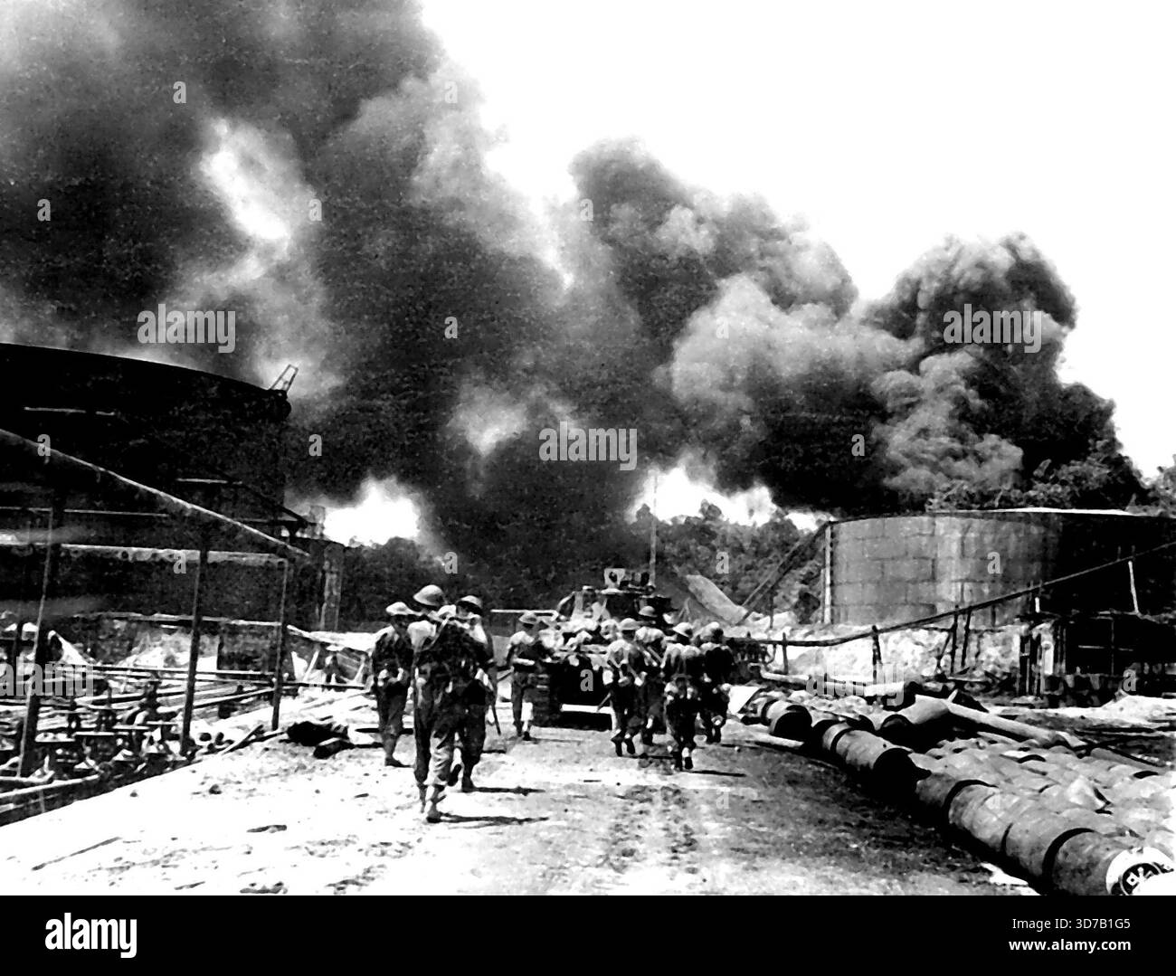 ***** Raffineria di petrolio nel Borneo ***** Del 7° australiano ***** Spostatevi attraverso il Royal ***** Dutch Shell Oil raffineria nei pressi di Balikpapan, Borneo, in operazioni di Mop-up contro i giapponesi. Sullo sfondo si può vedere fumo proveniente dall'olio bruciato. 14 luglio 1945. (Foto di Associated Press Photo). Foto Stock