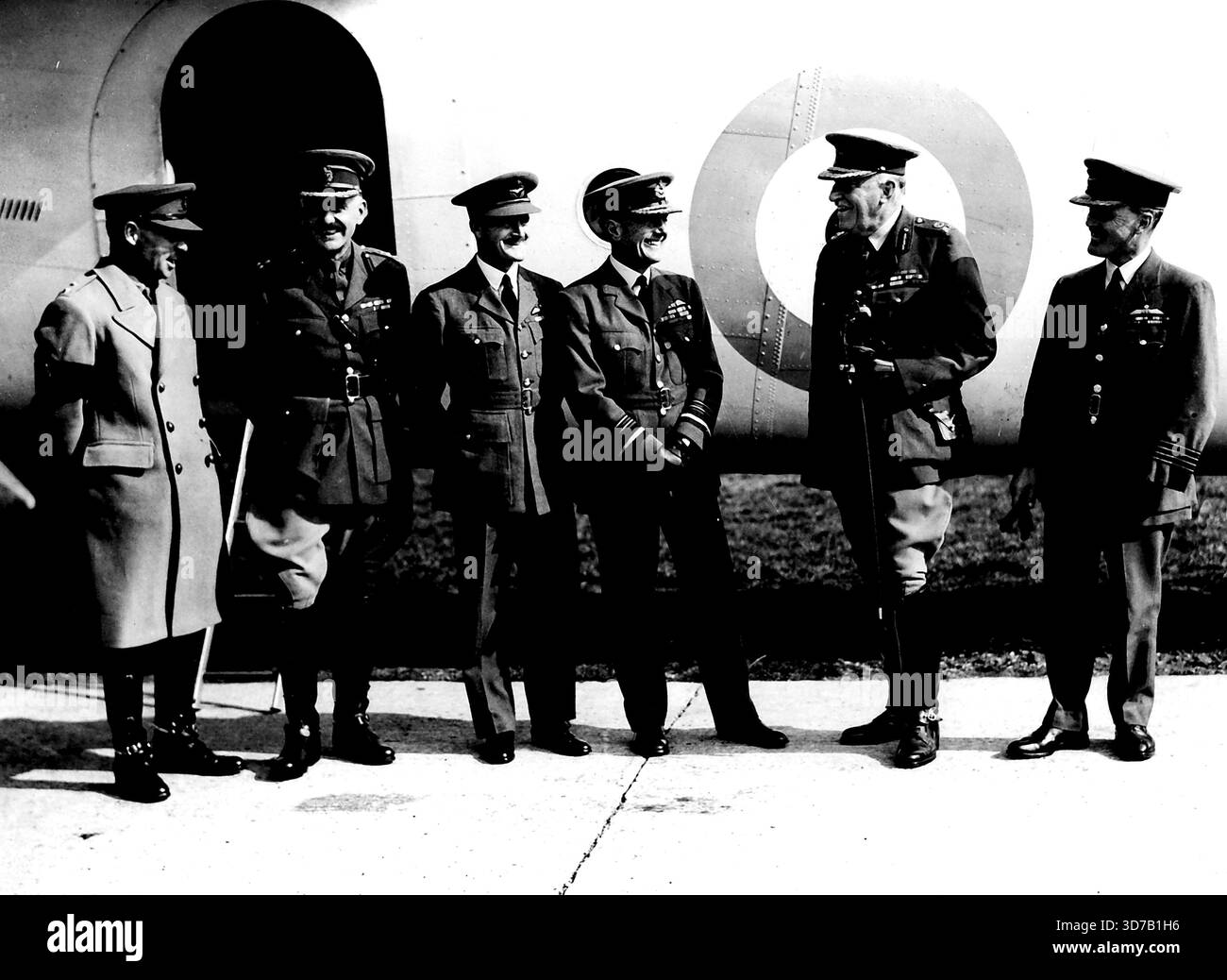 I rappresentanti dell'esercito britannico lasciano Hendon su una portaerei Bristol-Bombay Troop, per Berlino, dove assisteranno alle manovre dell'esercito tedesco. Il numero di ospiti stranieri deve essere rigorosamente limitato. L'inclusione dei rappresentanti britannici è quindi interessante ed è in parte dovuta all'ospitalità personale estesa al feldmaresciallo Von Blomberg dai capi dei servizi britannici durante la sua visita all'incoronazione. L-R, tenente colonnello Neville, Brig. Pakenham Walsh, Wing Commander Maurice Moore, Air Marshal Sir Arthur Longmore, Sir Cyril Deverell, Chief of Imperial staff e Group Captain Don. Septembe Foto Stock