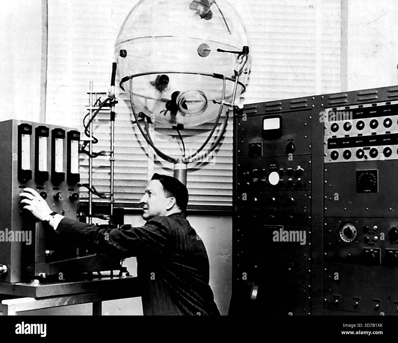 Rilevatore di possibile attacco Germ Warfare -- Nelson. E. Alexander Army ingegnere del corpo chimico, regola la sua invenzione, un dispositivo che può dare un avvertimento immediato di un attacco di germi, a Camp Detrick, MD L'esercito ha detto oggi che il dispositivo, chiamato aerosoloscopio, conta germi, polvere e particelle di umidità nell'aria. Gli scienziati hanno lavorato a lungo sul problema di individuare rapidamente qualsiasi tentativo furtivo da parte di un nemico di rilasciare germi, materiale radioattivo o una sostanza simile sotto forma di nube di "aerosol". 2 marzo 1955. (Foto dell'esercito degli Stati Uniti). Foto Stock