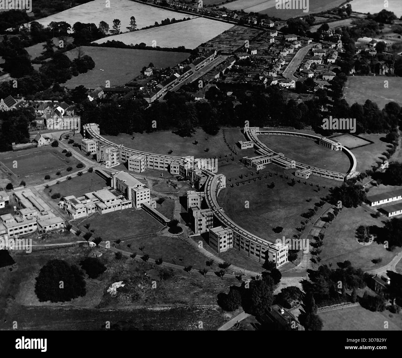Harefield Hospital, Middlesex -- l'ospedale ha 680 posti letto, copre un'area di 20 acri, che si trovano nei terreni dell'ospedale di 150 acri. Ospita circa 480 pazienti affetti da tubercolosi, 100 casi chirurgici toracici e 100 casi medici e chirurgici generali. E 'stato riconosciuto dal Consiglio generale infermieristico come una scuola di formazione completa per infermieri.Harefield Hospital, Inghilterra... La N.H.S. ha aperto la strada alla pianificazione regionale, con conseguente maggiore coordinamento delle strutture e l'eliminazione di costose duplicazioni. 26 marzo 1953. (Foto di camera Press). Foto Stock