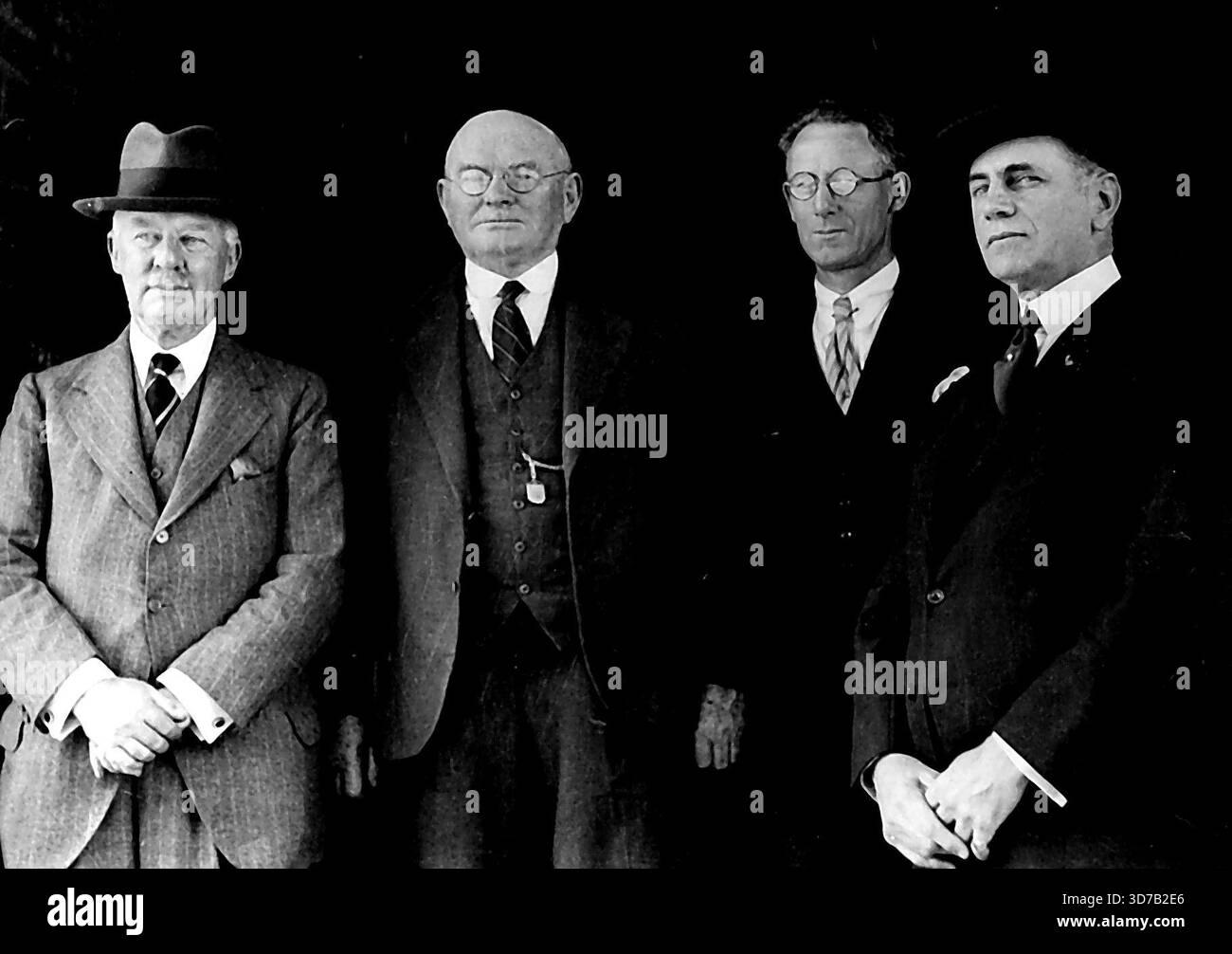 Estrema sinistra: Sir William Campion, da sinistra: P.J. Mooney, da destra: Claude de Bernales. 19 luglio 1950. Foto Stock