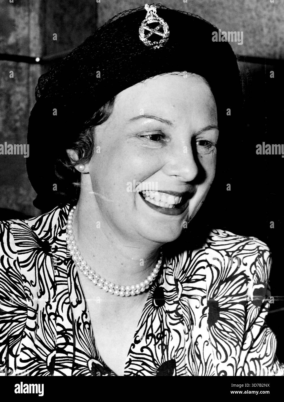 Sono qui per dire **** You Australia.'Sydneys ultimo illustre visitatore è Lady Dill, vedova del defunto feldmaresciallo Sir John Dill, qui per visitare cinque Stati, in rappresentanza della Croce Rossa britannica.ciò che gli australiani hanno fatto nell'invio di pacchi di cibo in Inghilterra è così meraviglioso che non lo dimenticheremo mai, né cesseremo di esserne grati, ha detto Lady Dill, arrivata in aereo dalla nuova Zelanda ieri.è accompagnata dalla figlia diciassettenne, Sonia Furlong, e dalla sua segretaria, Miss Hennell. 27 febbraio 1948. Foto Stock