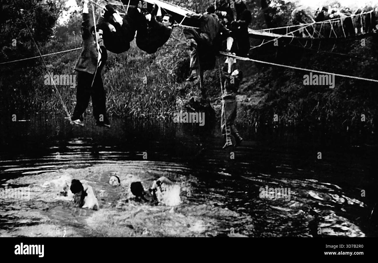 Calo imprevisto. Questi visitatori di una fiera a Grenoble, in Francia, hanno improvvisamente scoperto che il caldo non era poi così male, con la visione di un tuffo nelle acque fresche di un lago quando la passerella pedonale eretta in fretta li ha delusi. 11 giugno 1947. (Foto di Associated Press Ltd.). Foto Stock