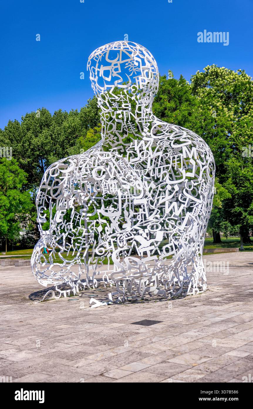 "Body of Knowledge", scultura del 2010 di Jaume Plensa installata presso il Westend Campus della Goethe University, mostrata in vista ravvicinata e ampia con lattice-lette Foto Stock
