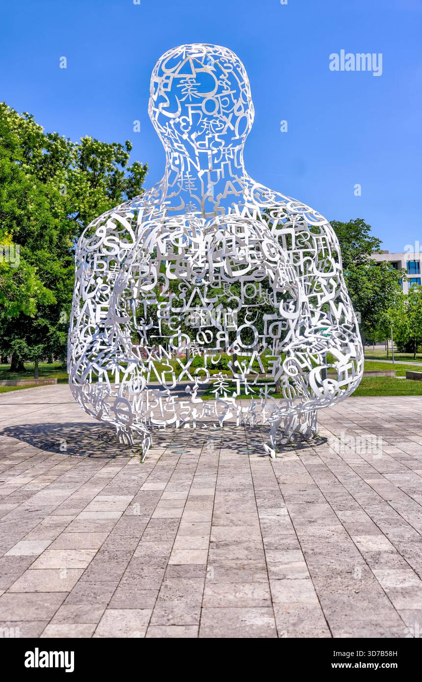 "Body of Knowledge", scultura del 2010 di Jaume Plensa installata presso il Westend Campus della Goethe University, mostrata in vista ravvicinata e ampia con lattice-lette Foto Stock