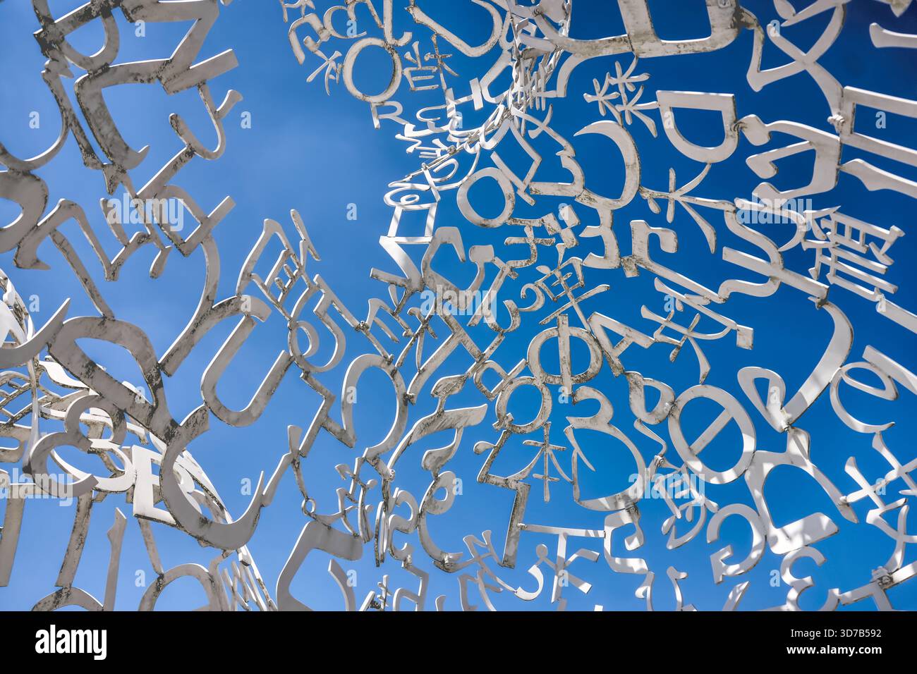 "Body of Knowledge", scultura del 2010 di Jaume Plensa installata presso il Westend Campus della Goethe University, mostrata in vista ravvicinata e ampia con lattice-lette Foto Stock