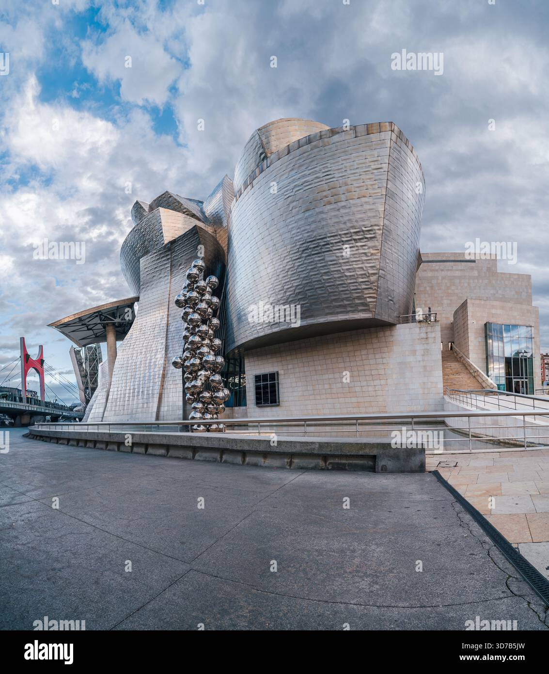 Guggenheim Museum Bilbao con pannelli in titanio riflettenti e ponte urbano Foto Stock
