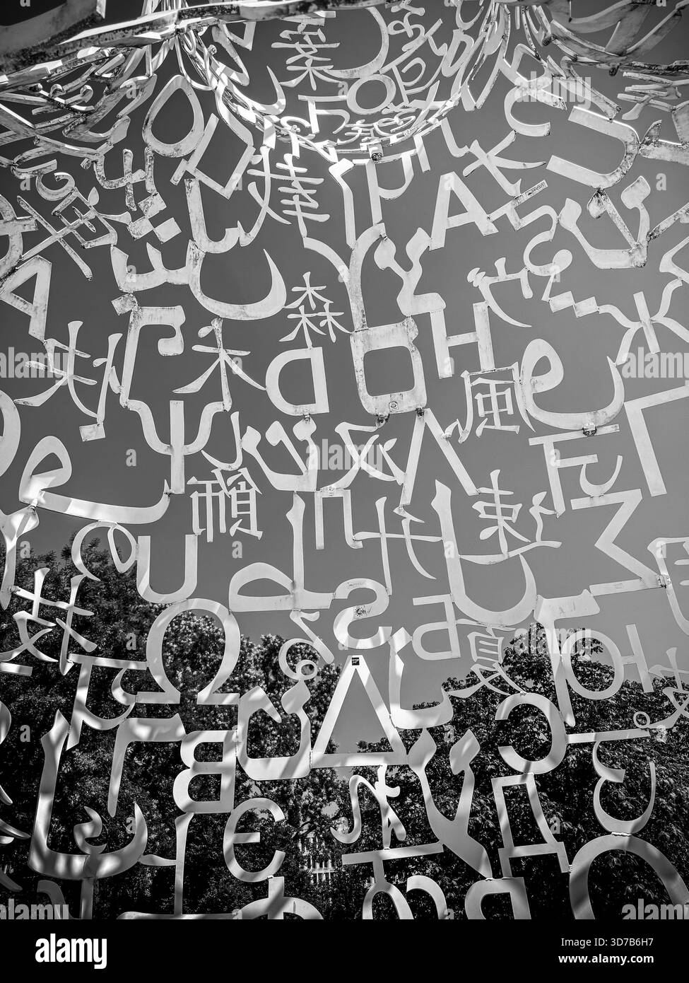 "Body of Knowledge", scultura del 2010 di Jaume Plensa installata presso il Westend Campus della Goethe University, mostrata in vista ravvicinata e ampia con lattice-lette Foto Stock