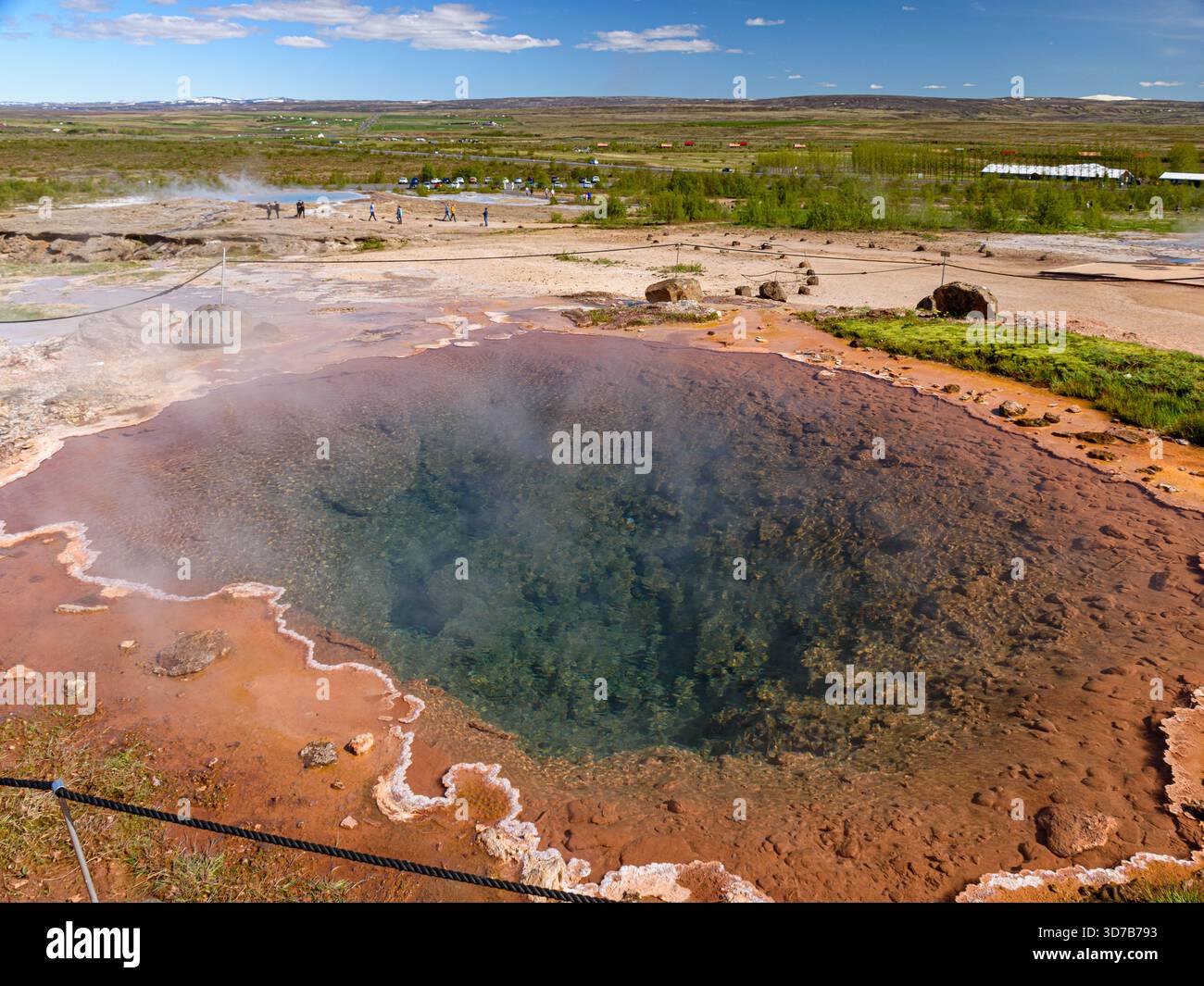 Sorgente termale Konungshver nell'area geotermale di Geysir in Islanda Foto Stock