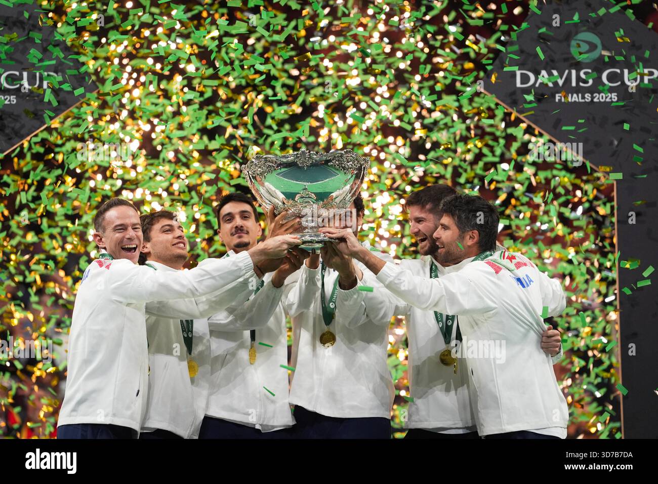 Bologna, Italia. 23 novembre 2025. I giocatori d'Italia festeggiano dopo aver vinto le finali di Coppa Davis 2025 a Bologna Fiere, Italia - 23 novembre 2025. Sport - Tennis. (Foto di massimo Paolone/LaPresse) credito: LaPresse/Alamy Live News Foto Stock