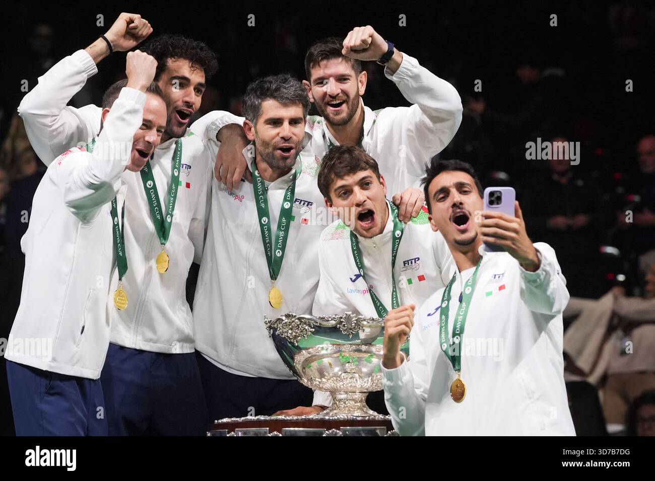 Bologna, Italia. 23 novembre 2025. I giocatori d'Italia festeggiano dopo aver vinto le finali di Coppa Davis 2025 a Bologna Fiere, Italia - 23 novembre 2025. Sport - Tennis. (Foto di massimo Paolone/LaPresse) credito: LaPresse/Alamy Live News Foto Stock