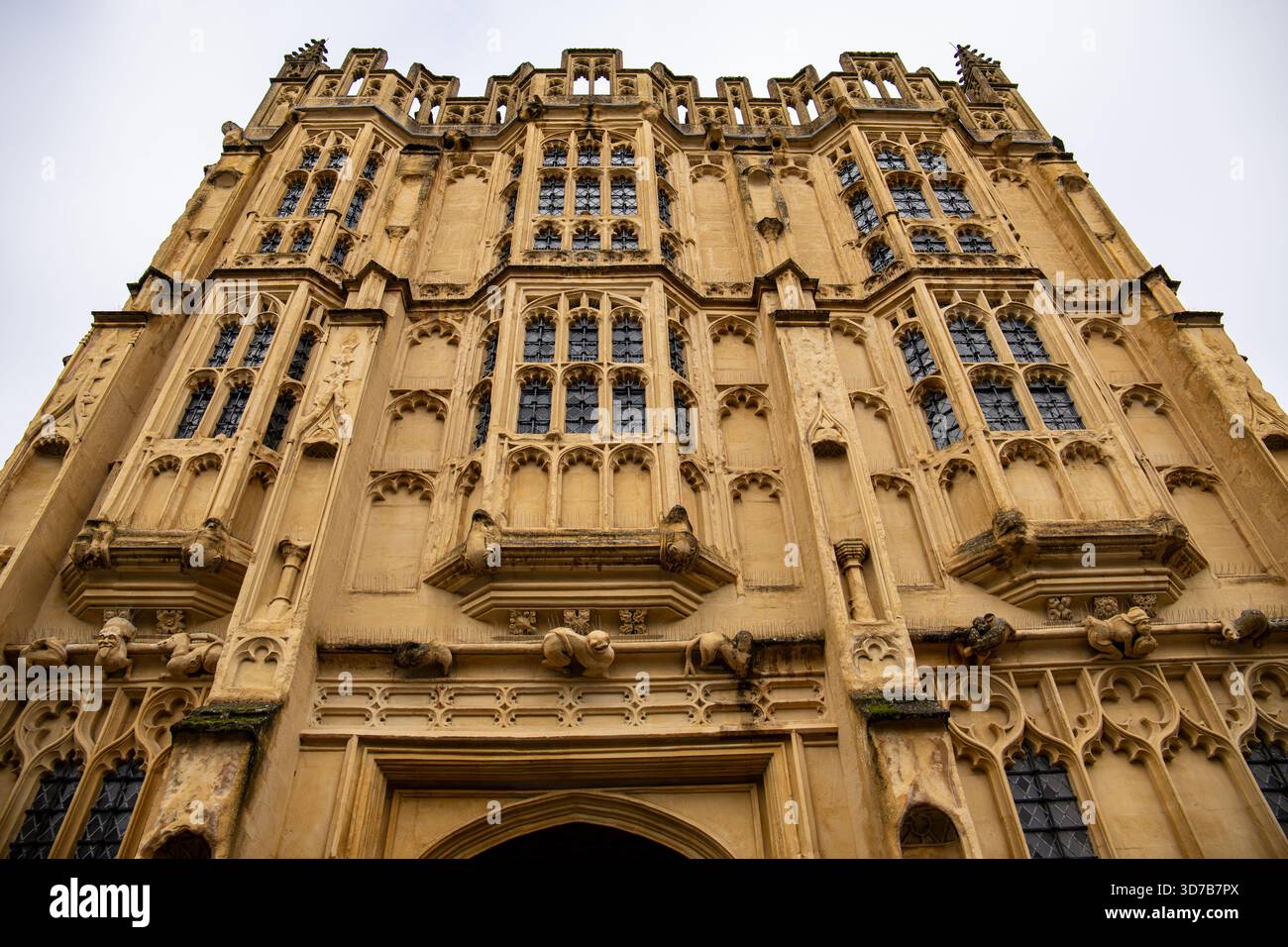 Vista dall'angolo basso della chiesa gotica di San Giovanni Battista Cirencester con finestre ad arco a punta e intricate incisioni in pietra. Foto Stock