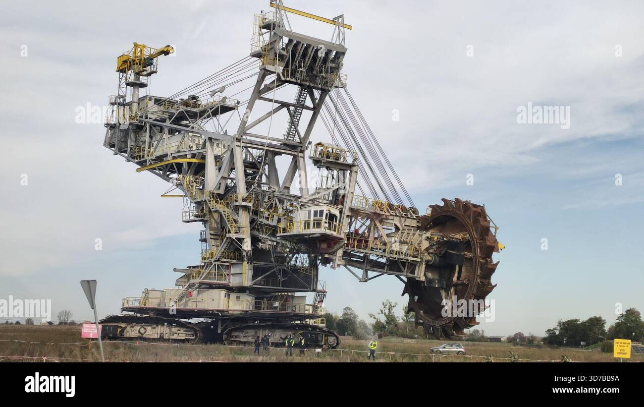 Escavatore gommato DOLORES - Immagine stock catturata con smartphone