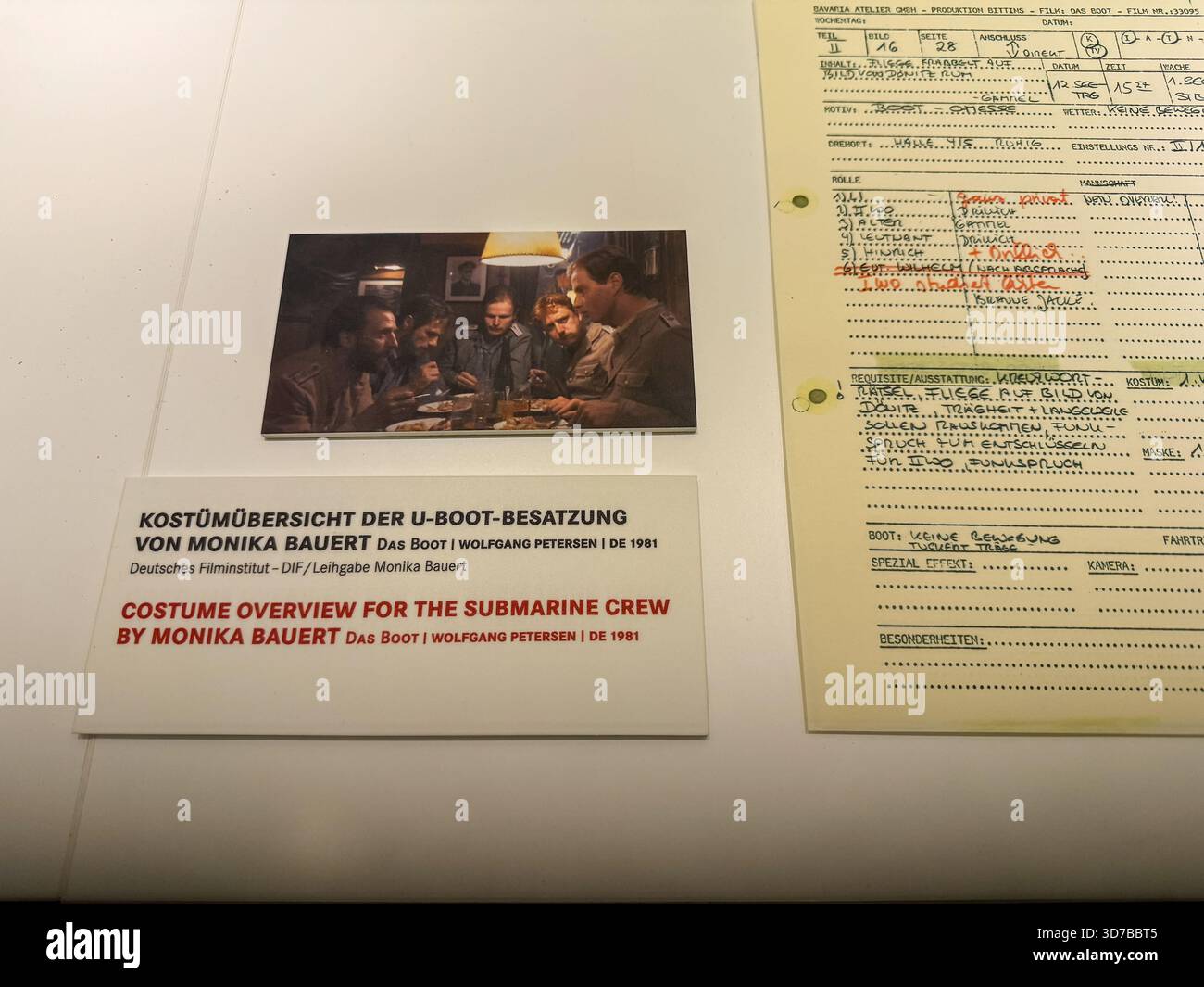 Lettere d'archivio, fotografie e documenti di produzione esposti in un caso museale all'interno della mostra del museo del cinema tedesco Foto Stock