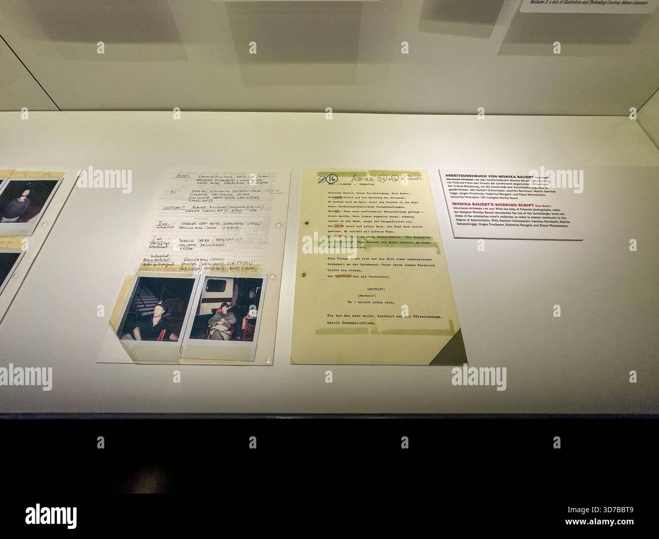 Lettere d'archivio, fotografie e documenti di produzione esposti in un caso museale all'interno della mostra del museo del cinema tedesco Foto Stock