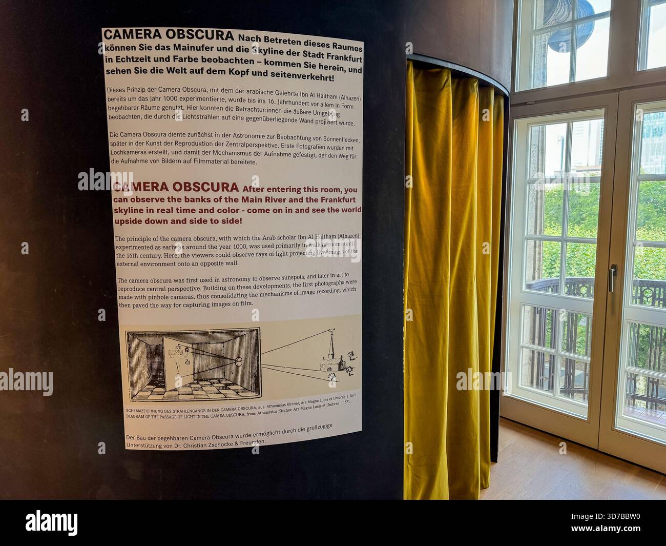 Mostra camera oscura che spiega la prima proiezione ottica dell'immagine, esposta all'interno del museo tedesco del cinema. Foto Stock