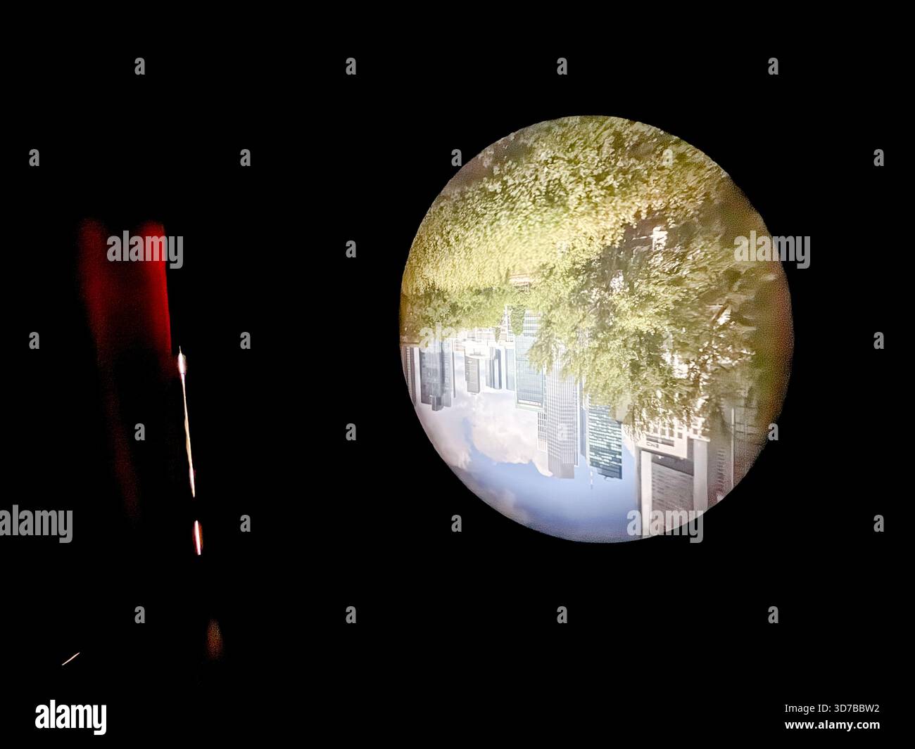 Proiezione oscura con telecamera circolare che mostra una scena esterna invertita come parte di una dimostrazione ottica all'interno del museo tedesco del cinema Foto Stock