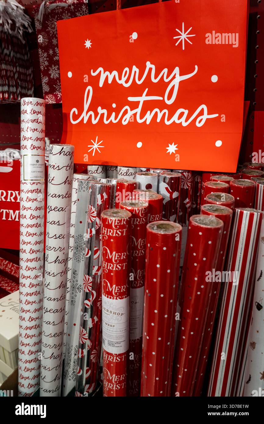 Il Target Manhattan Herald Square Store offre una vasta gamma di articoli, 2025, New York City, USA Foto Stock