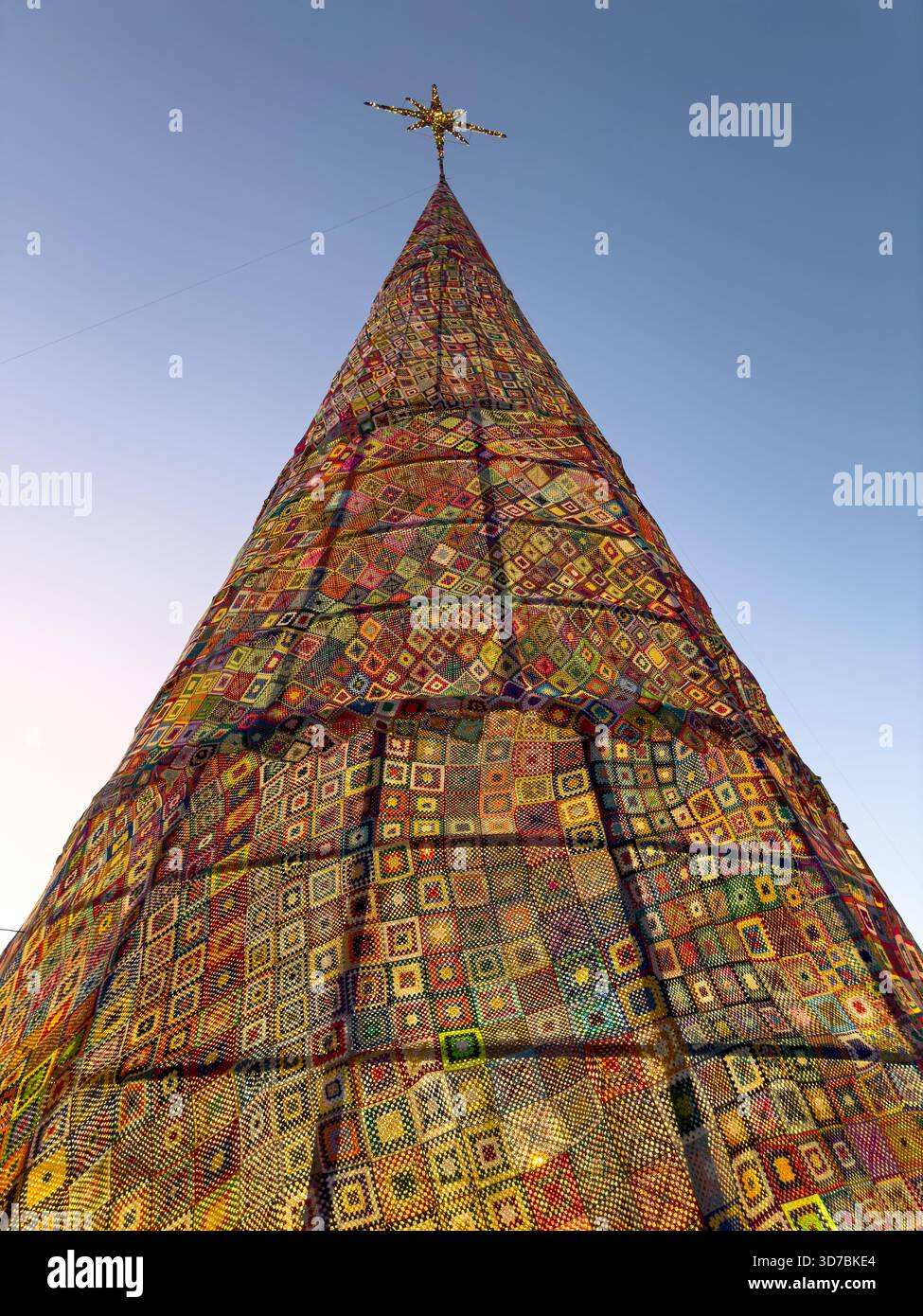 Un'inquadratura estremamente bassa sottolinea l'altezza colossale e la forma del cono dell'albero di Natale a Ovar, in Portogallo, che è coperto da un complesso virilano Foto Stock