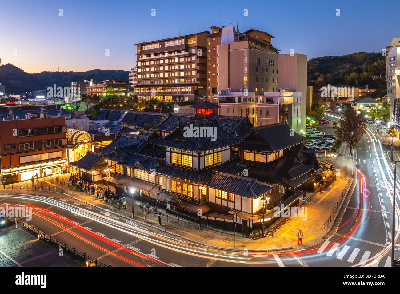 Bagno pubblico Dogo Onsen situato a Matsuyama, prefettura di Ehime, Shikoku, Giappone di notte Foto Stock