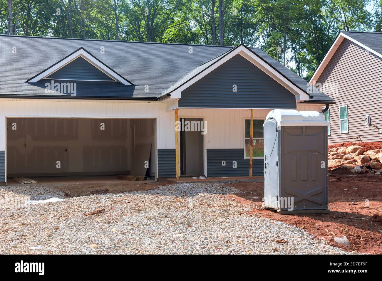 Lavori in corso presso la nuova casa, dettagli esterni, servizi igienici portatili all'interno dell'hotel. Foto Stock