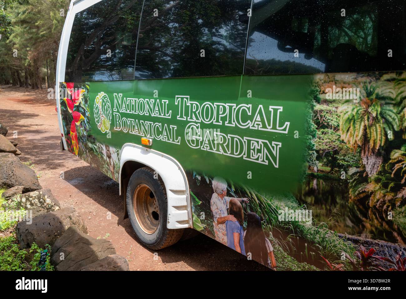 Un pulmino per i visitatori che partecipano a tour ai National Tropical Botanical Gardens. Foto Stock